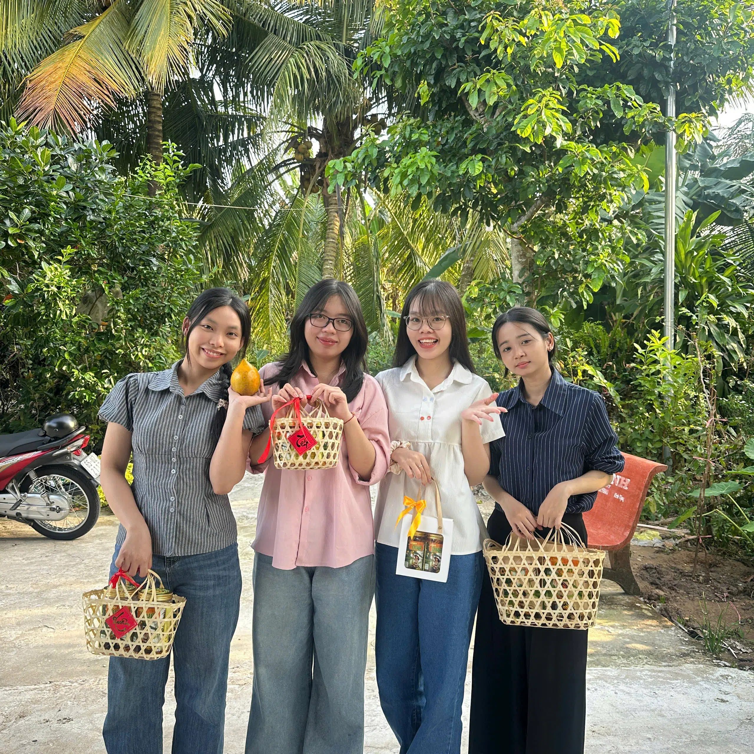 Đầu năm không đi xa, tụi mình về vườn Lêkima nè