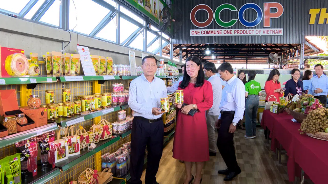 LỄ BÀN GIAO ĐIỂM GIỚI THIỆU VÀ BÁN SẢN PHẨM OCOP CỦA XÃ TRƯỜNG THÀNH