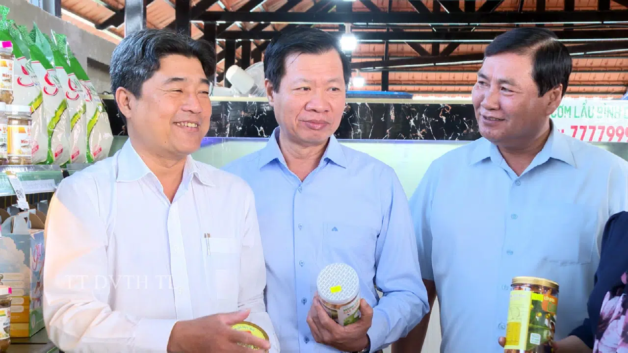 LỄ BÀN GIAO ĐIỂM GIỚI THIỆU VÀ BÁN SẢN PHẨM OCOP CỦA XÃ TRƯỜNG THÀNH