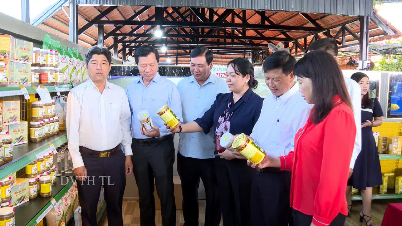 LỄ BÀN GIAO ĐIỂM GIỚI THIỆU VÀ BÁN SẢN PHẨM OCOP CỦA XÃ TRƯỜNG THÀNH