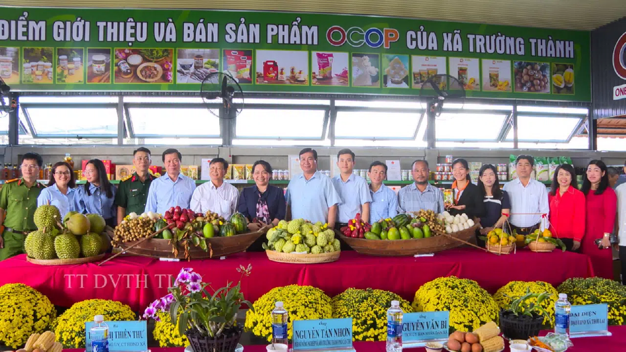 LỄ BÀN GIAO ĐIỂM GIỚI THIỆU VÀ BÁN SẢN PHẨM OCOP CỦA XÃ TRƯỜNG THÀNH