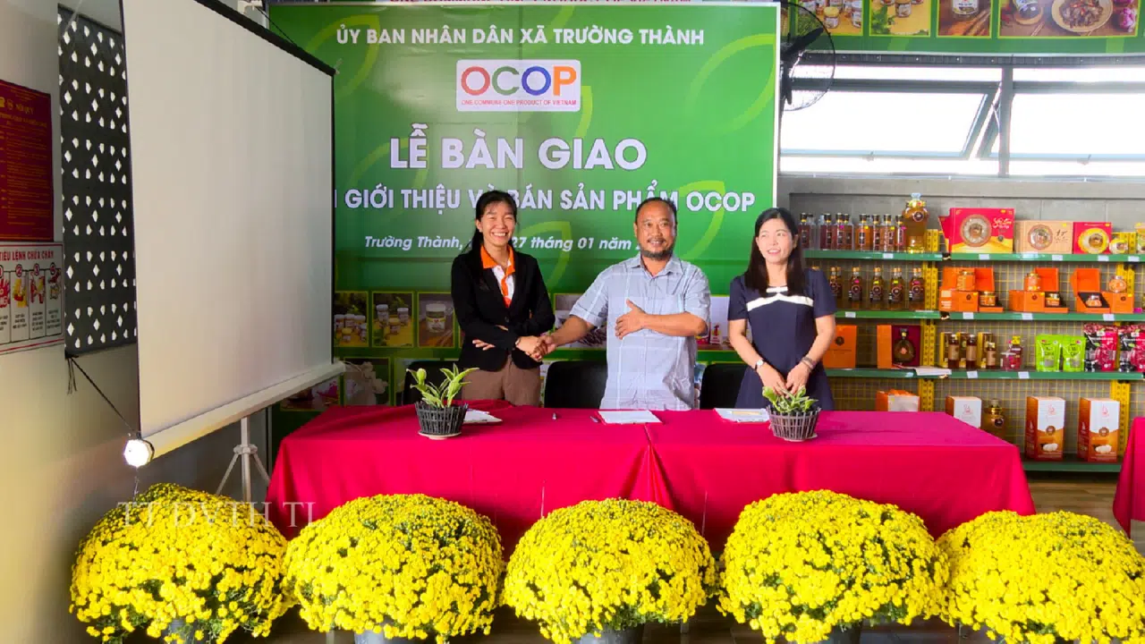 LỄ BÀN GIAO ĐIỂM GIỚI THIỆU VÀ BÁN SẢN PHẨM OCOP CỦA XÃ TRƯỜNG THÀNH