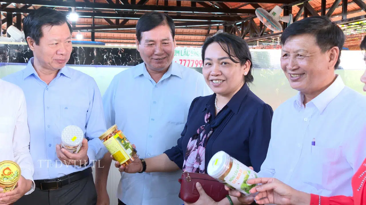 LỄ BÀN GIAO ĐIỂM GIỚI THIỆU VÀ BÁN SẢN PHẨM OCOP CỦA XÃ TRƯỜNG THÀNH