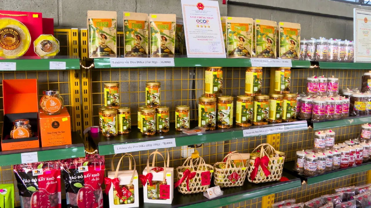 LỄ BÀN GIAO ĐIỂM GIỚI THIỆU VÀ BÁN SẢN PHẨM OCOP CỦA XÃ TRƯỜNG THÀNH