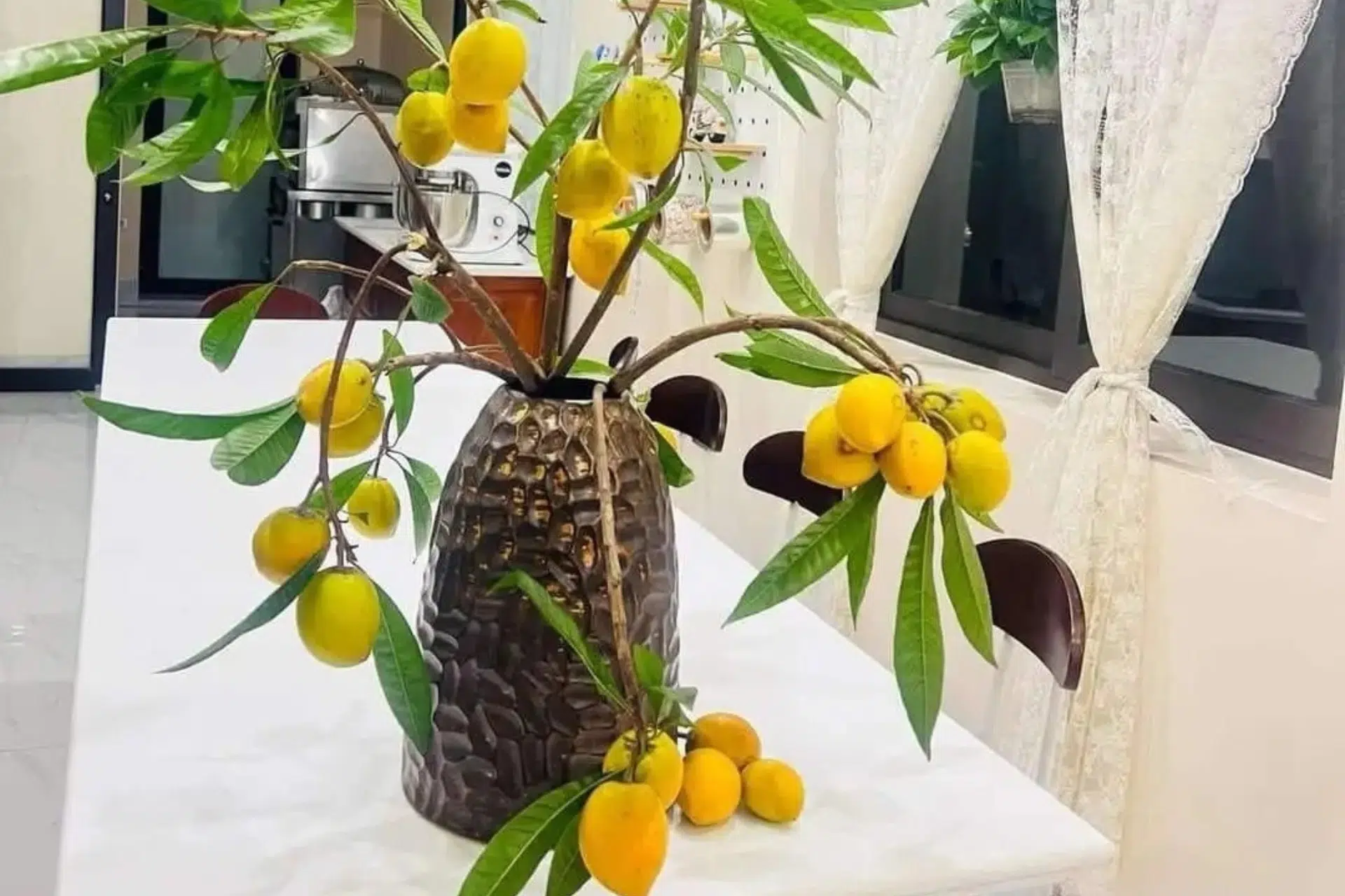 Vẻ Đẹp Mộc Mạc Từ Bình Hoa Trái Lêkima:  Một Nét Chấm Phá Đầy Hoài Niệm